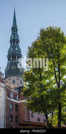Blick auf den Kirchturm der St.-Petri Kirche in Riga Stockfoto