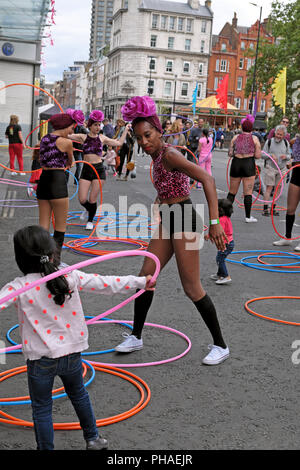 Frau Jugendliche Kinder fancy dress Hula Hoop Menschen Hoola Reifen Übung bei Smithfield 150 Street Party 2018. August in London England Großbritannien KATHY DEWITT Stockfoto