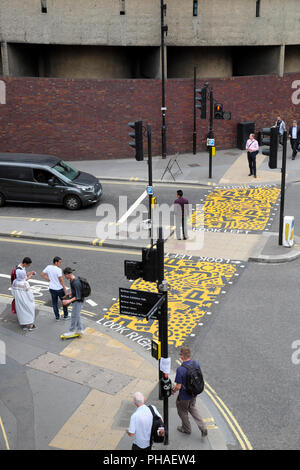 Eley Kishimoto artist' farbenfrohe Kreuzungen" fußgängerüberweg in der Nähe der Buche Street Tunnel & Barbican Station in London UK KATHY DEWITT Stockfoto