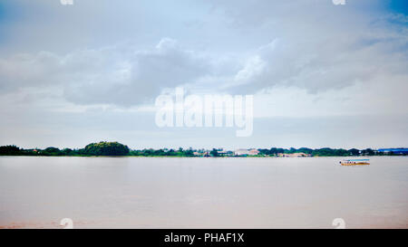 Landschaft von Maekhong Fluss an der Grenze zwischen Thailand und Laos, Asien. Schuss Bild aus Thailand Seite in Nongkhai Thailand. Stockfoto