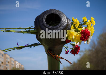 Beautifrul Blumen in den Lauf des Tanks. 9. Mai. Der Tag des Sieges in Russland. Frieden in der Welt. Memorial Day Stockfoto