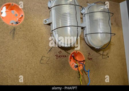 Glühbirne montiert auf einer Installation an der Wand close-up Stockfoto