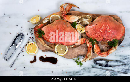 Frisch Krabbe mit Gewürzen auf Holz- Server gekocht Stockfoto