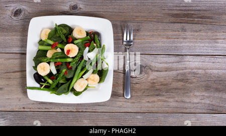 Ansicht eines Nährwert frischer Salat auf rustikalen Tisch Stockfoto