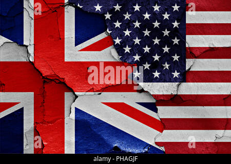Flaggen von Großbritannien und den USA auf rissige Wand gemalt Stockfoto