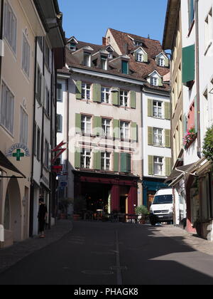 Bunte Vertreter historische Häuser und Straße an der europäischen Stadt Basel in der Schweiz - Vertikal Stockfoto