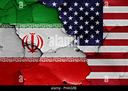 Flagge von Iran und USA auf rissige Wand gemalt Stockfoto