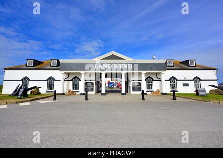 Eingang zum Besucherzentrum von Lands End, Cornwall, England, Großbritannien Stockfoto