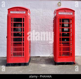 Zwei britische traditionellen roten Telefonzellen bei Lands End, Cornwall, England, Großbritannien Stockfoto