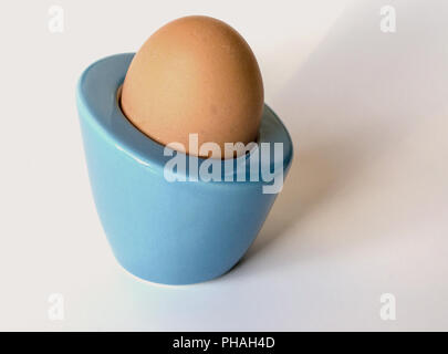 Ei mit Eggcup für Frühstück Stockfoto