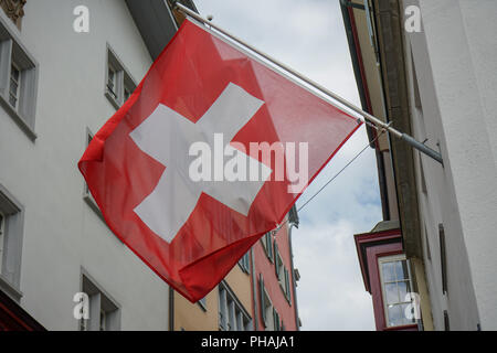 Schweizer Fahne hängen von Fassade in der Altstadt Stockfoto
