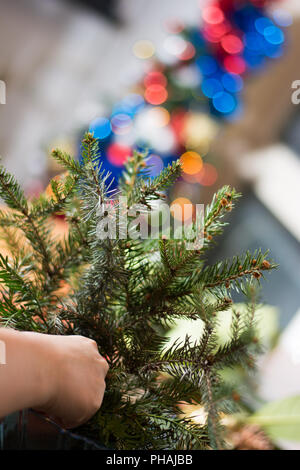 Dekoration Weihnachten bouqet mit roten Verzierungen und Zweige Stockfoto