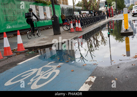 Ein Radfahrer fährt auf dem Bürgersteig während ein Teil des CS2Radfahren Datenautobahn ist auf die jüngsten Regenfälle gesperrt, am 29. August 2018 in London, England. Die CS2 ist etwa 4,3 Meilen (6,8 Kilometer), von Stratford bis Aldgate. Stockfoto