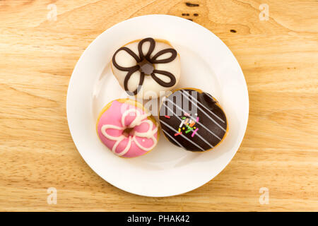 Krapfen mit Puderzucker in eine weiße Platte Stockfoto