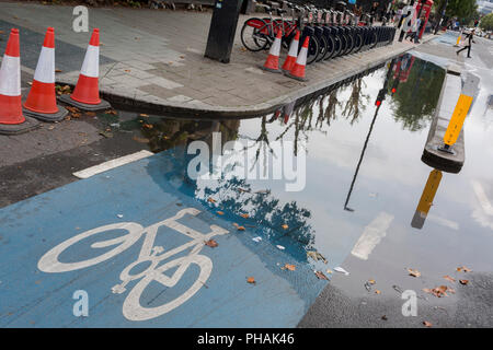 Ein Teil der CS2 Radfahren Autobahn gesperrt aufgrund der jüngsten Niederschläge, am 29. August 2018 in London, England. Die CS2 ist etwa 4,3 Meilen (6,8 Kilometer), von Stratford bis Aldgate. Stockfoto