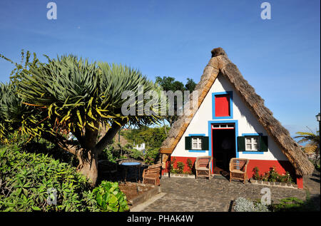 Traditionelle Santana strohgedeckten Haus. Madeira, Portugal Stockfoto