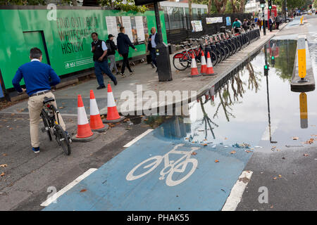 Ein Radfahrer fährt auf dem Bürgersteig während ein Teil des CS2Radfahren Datenautobahn ist auf die jüngsten Regenfälle gesperrt, am 29. August 2018 in London, England. Die CS2 ist etwa 4,3 Meilen (6,8 Kilometer), von Stratford bis Aldgate. Stockfoto