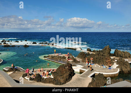 Die natürlichen Swimmingpools mit Meerwasser. Porto Moniz, der Insel Madeira. Portugal Stockfoto