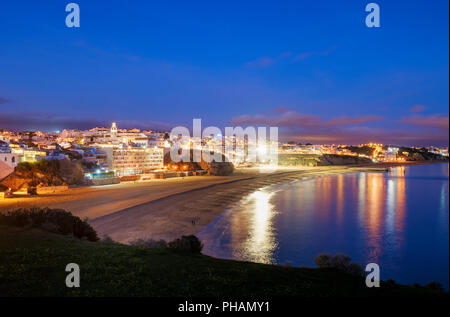 Der Strand von Albufeira in der Nacht. Algarve, Portugal Stockfoto