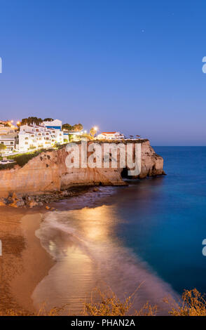 Der Strand und das Dorf Carvoeiro in der Abenddämmerung. Lagoa, Algarve, Portugal Stockfoto