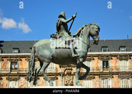 Das Reiterstandbild von König Felipe III (Philipp III. von Spanien), Plaza Mayor, Madrid. Spanien Stockfoto