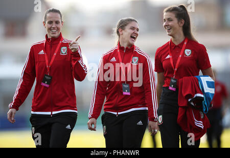 Wales Frauen Torhüter Laura O'Sullivan (links) und Claire Skinner während der FIFA Frauen-WM-Qualifikation, Gruppe 1 Spiel bei Rodney Parade, Newport. PRESS ASSOCIATION Foto. Bild Datum: Freitag, August 31, 2018. Siehe PA-Geschichte Fussball Wales Frauen. Photo Credit: Nick Potts/PA-Kabel. Einschränkungen: Nutzung unter FA Einschränkungen. Nur für den redaktionellen Gebrauch bestimmt. Kommerzielle Nutzung nur mit vorheriger schriftlicher Zustimmung der FA. Keine Bearbeitung außer zuschneiden. Stockfoto