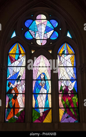 Kirchenfenster von Manuel Ortega in der Almudena-kathedrale (Catedral de la Almudena), Madrid. Spanien Stockfoto