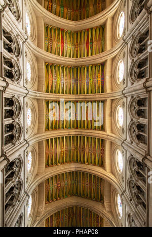 Innenraum der Almudena-kathedrale (Catedral de la Almudena), Madrid. Spanien Stockfoto