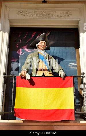 Modell in der Fassade der Shop Objetos de Arte Toledano, Paseo del Prado. Madrid, Spanien Stockfoto