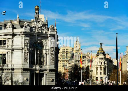 Architektur in Madrid mit dem Metropolis Gebäude von der Plaza de Cibeles in Madrid gesehen. Spanien Stockfoto