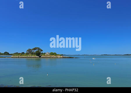 Einsames Haus auf einer Insel Stockfoto