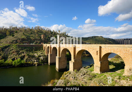 Die römische Brücke von Alcantara (die Trajan Brücke) ist ein Steinbogen Brücke über den Tejo bei Alcantara in 106 AD gebaut durch einen Auftrag der Römischen empe Stockfoto