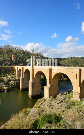 Die römische Brücke von Alcantara (die Trajan Brücke) ist ein Steinbogen Brücke über den Tejo bei Alcantara in 106 AD gebaut durch einen Auftrag der Römischen empe Stockfoto