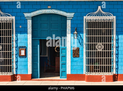 Sancti Spiritus, Kuba/15. März 2017: Blaue Wände und weiße Schmiedearbeiten der Außenfassade des Museo Provincial - Provincial Museum. Stockfoto