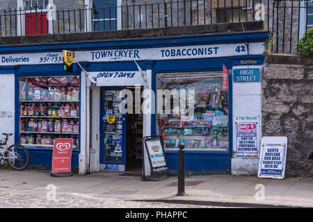 Queensferry, Schottland, UK - Juni 14, 2012: Blau und weiß gestrichenen Fassade der Stadt Cryer Tabakladen an der High Street. Wie auch News stand, viel Werbe Stockfoto