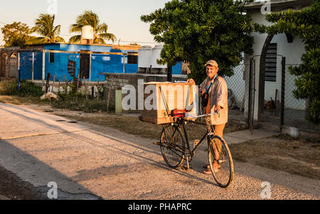 La Boca, Kuba - 15. März 2016: Kubanische Mann liefert Brot jeden Morgen in der ländlichen Stadt La Boca mit einem Fahrrad mit einer Aufbewahrungsbox ausgestattet. Stockfoto