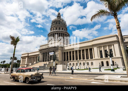 Retro Auto passiert vor Capitol in Havanna, Kuba. Stockfoto