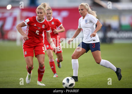 England's Frauen Alex Steiner (rechts) in Aktion während der FIFA Frauen-WM-Qualifikation, Gruppe 1 Spiel bei Rodney Parade, Newport. Stockfoto