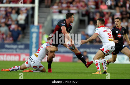 Wigan Warriors Joe Greenwood passt den Ball, da er während der Betfred Super League Match an der völlig Gottlosen Stadion, St Helens angegangen. Stockfoto