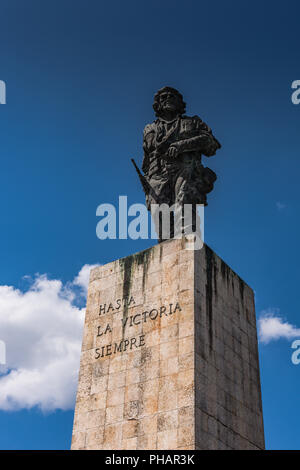 Santa Clara, Kuba/16. März 2016: Bronzestatue des revolutionären militärischen Führer Che Guevara. Stockfoto