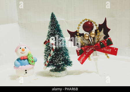 Christmas Cake toppers, mini Ornamente, holiday Tree, süße Schneemann; Beeren, Blätter und Bug Kranz. Vintage Farben Stockfoto