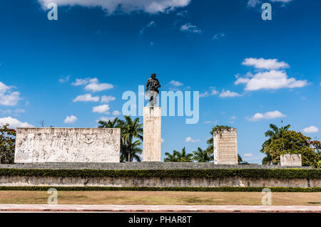 Santa Clara, Kuba/16. März 2016: Bronzestatue des revolutionären militärischen Führer Che Guevara. Stockfoto