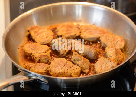 Lecker Schnitzel werden in einer Pfanne gebraten Stockfoto