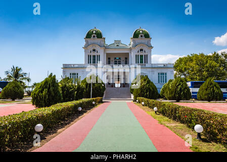 Cienfuegos, Kuba / 15. März 2016: Der Club Cienfuegos verfügt über ein Restaurant, eine Bar, einen Pool, einen Yachtclub und Tennisplätze. Stockfoto