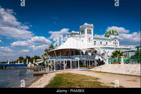 Cienfuegos, Kuba / 15. März 2016: Der Club Cienfuegos verfügt über ein Restaurant, eine Bar, einen Pool, einen Yachtclub und Tennisplätze. Stockfoto