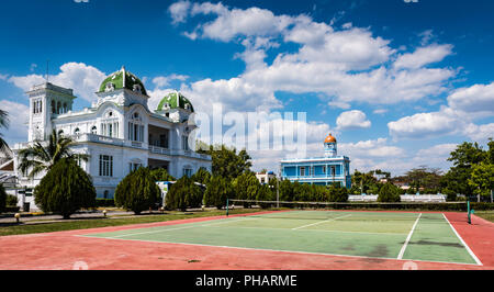 Cienfuegos, Kuba / 15. März 2016: Der Club Cienfuegos verfügt über ein Restaurant, eine Bar, einen Pool, einen Yachtclub und Tennisplätze. Stockfoto