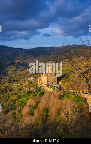 Blick auf Santa Maria Nuova (Kirche St. Maria die Neue) kurz vor Sonnenuntergang von der alten Stadt von Cortona, in der Toskana. Von dem berühmten italienischen Rena konzipiert Stockfoto