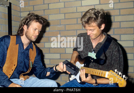 A-ha (l-r:) Magne Furuholmen, Pal Waaktaar-Savoy am 14.09.1990 in Saarbrücken. | Verwendung weltweit Stockfoto