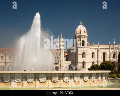 Portugal, Lissabon, Belem, Monastario dos Jeronimos, von Jardim de Belem Garten Brunnen Stockfoto