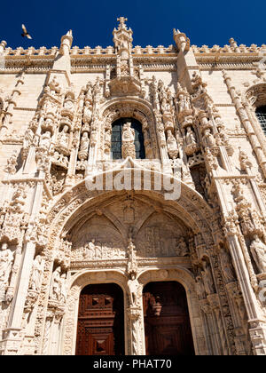 Portugal, Lissabon, Belem, Monastario dos Jeronimos, Statuen von Heiligen um reich verzierte Tür des Klosters Stockfoto